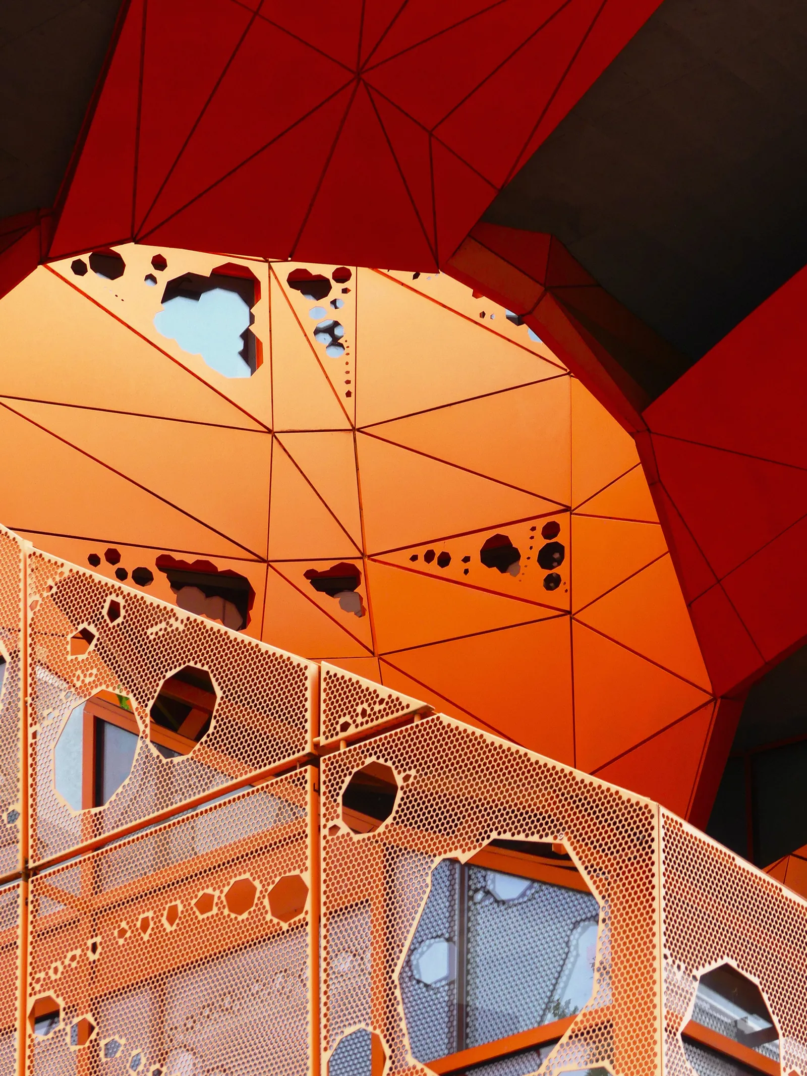 Façade du Cube orange, quartier de la Confluence