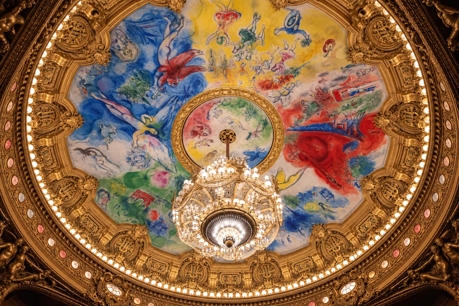 Plafond peint et lustre d'un opéra, dorures et couleurs