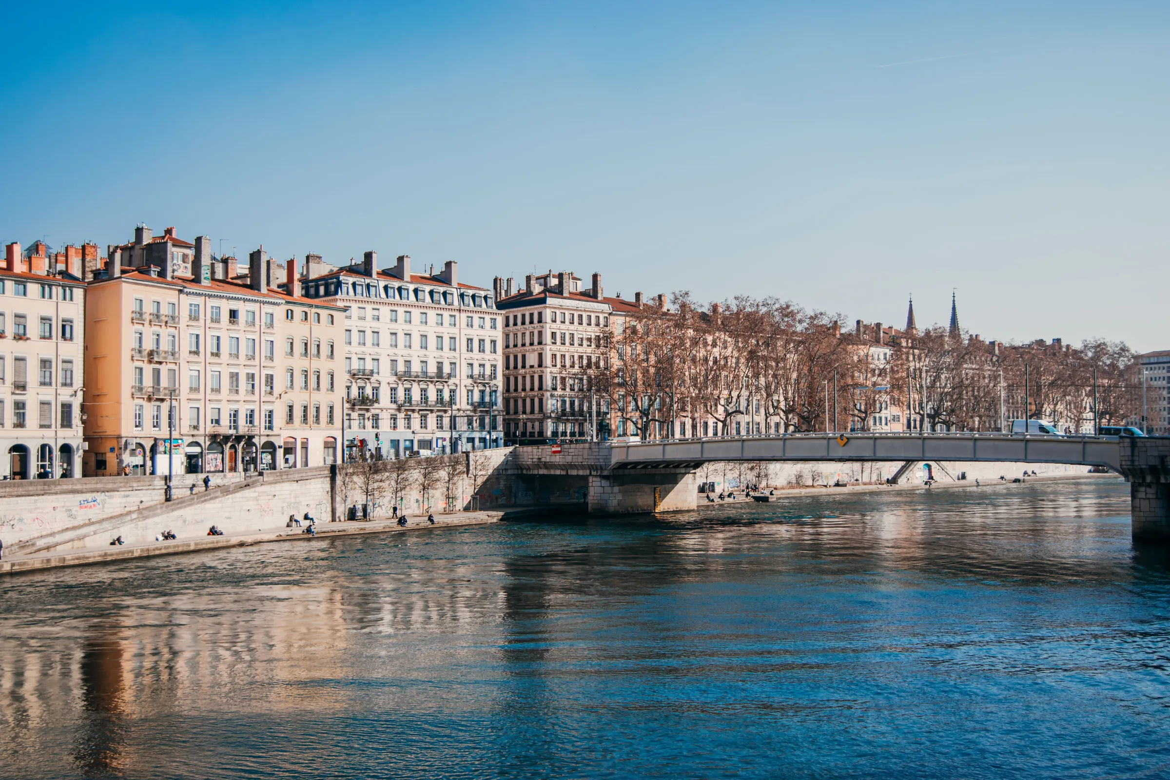 Quai du Rhône et ses façades lyonnaises sous le soleil d'hiver